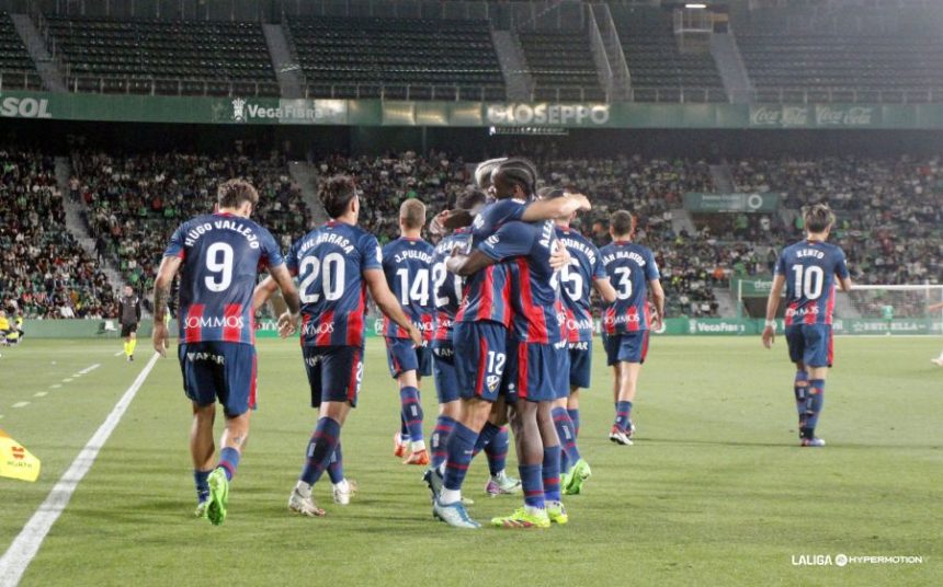 Los jugadores del Huesca se abrazan tras uno de los goles al Elche. Foto: LaLiga