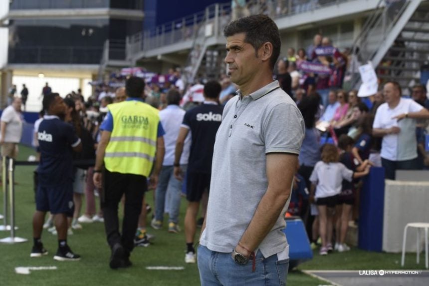 Hidalgo, técnico del Huesca, minutos antes del inicio del partido contra el Levante. Foto: LaLiga