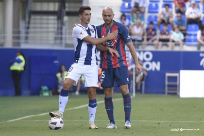 Pablo Martínez y Blasco en un momento del Huesca Levante. Foto: LaLiga