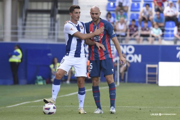 Pablo Martínez y Blasco en un momento del Huesca Levante. Foto: LaLiga