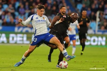 Adrián Liso en disputo por la pelota | FOTO LaLiga