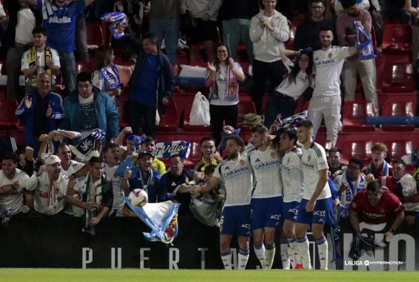 Samed Bazdar celebrando el gol del empate junto a sus compañeros | FOTO LaLiga