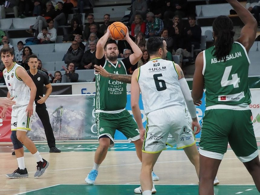 Malo busca línea de pase en el partido entre el Peñas y el Albacete. Foto: C.Pascual