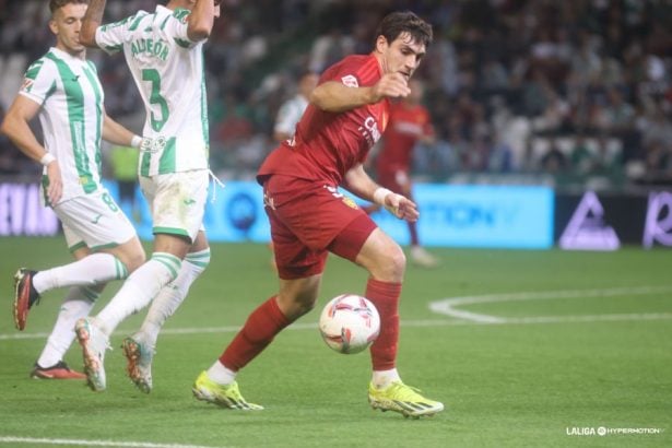 Iván Azón en disputa con la pelota | FOTO LaLiga