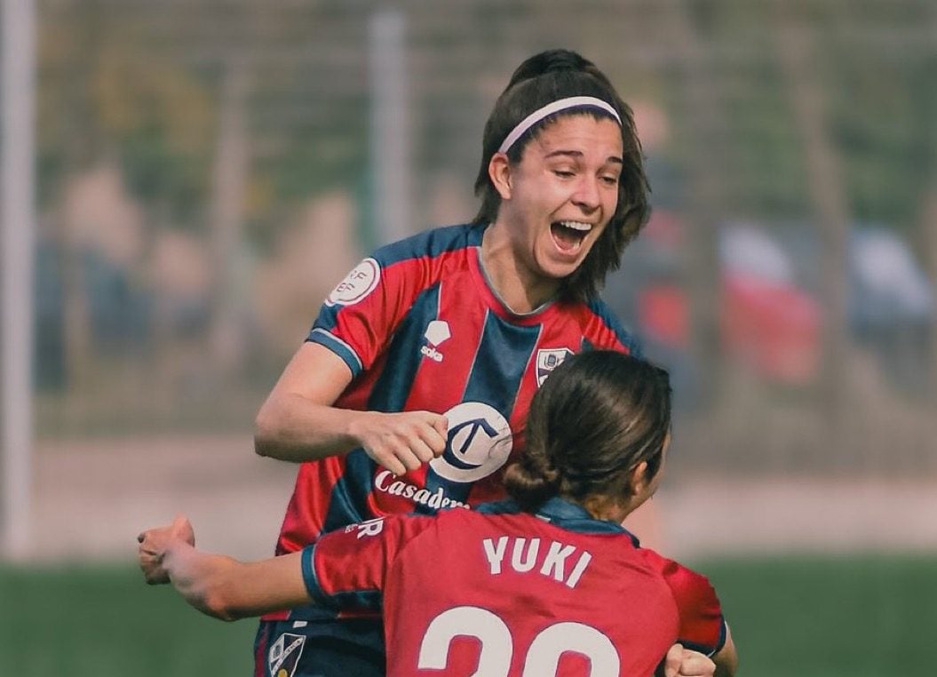 Dos jugadoras del Huesca femenino celebran un gol