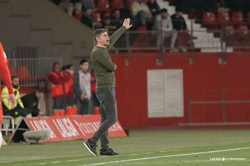 Hidalgo da órdenes desde la banda en el Almería Huesca. Foto: LaLiga