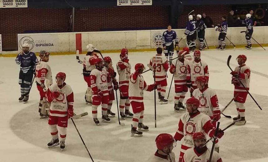 Los jugadores del Club Hielo Jaca celebran la victoria ante el Txuri Urdin. Foto: CHJ